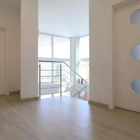 Luxusny Rodinny Dom V Trencine Tatil Evi Trenčín