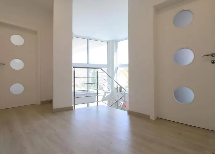 Luxusny Rodinny Dom V Trencine Vakantiehuis Trenčín